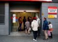 Personas acceden a la oficina de empleo del SEPE en Madrid para tramitar o revisar su prestación por desempleo