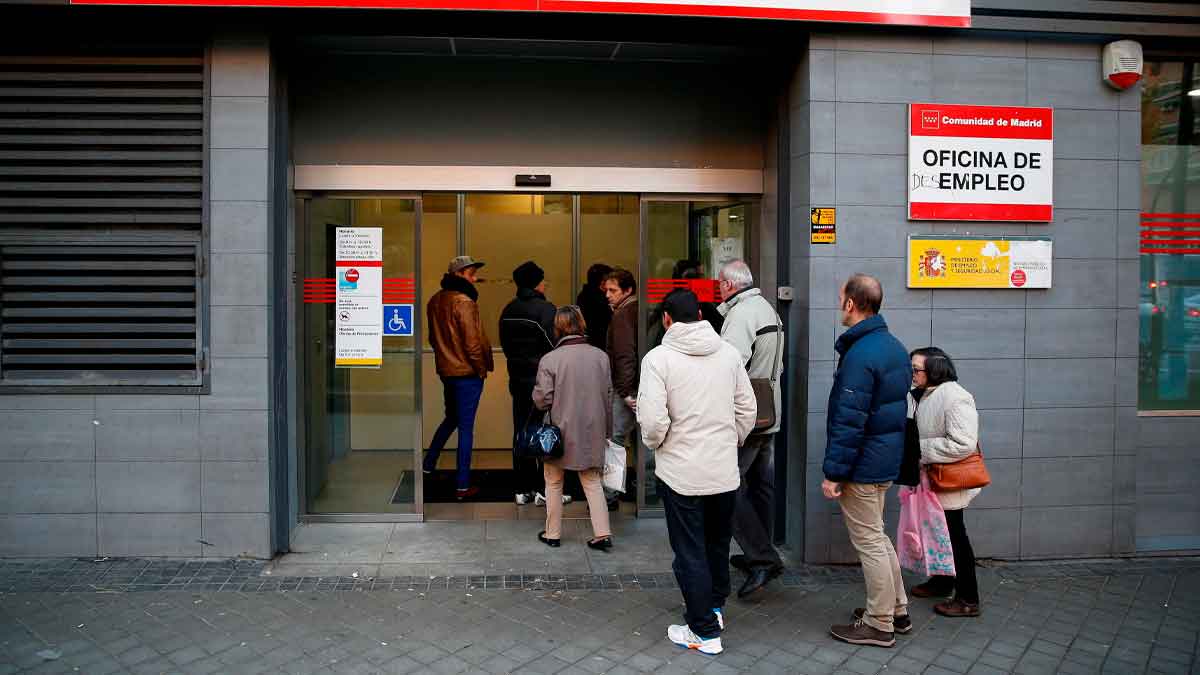 Personas acceden a la oficina de empleo del SEPE en Madrid para tramitar o revisar su prestación por desempleo