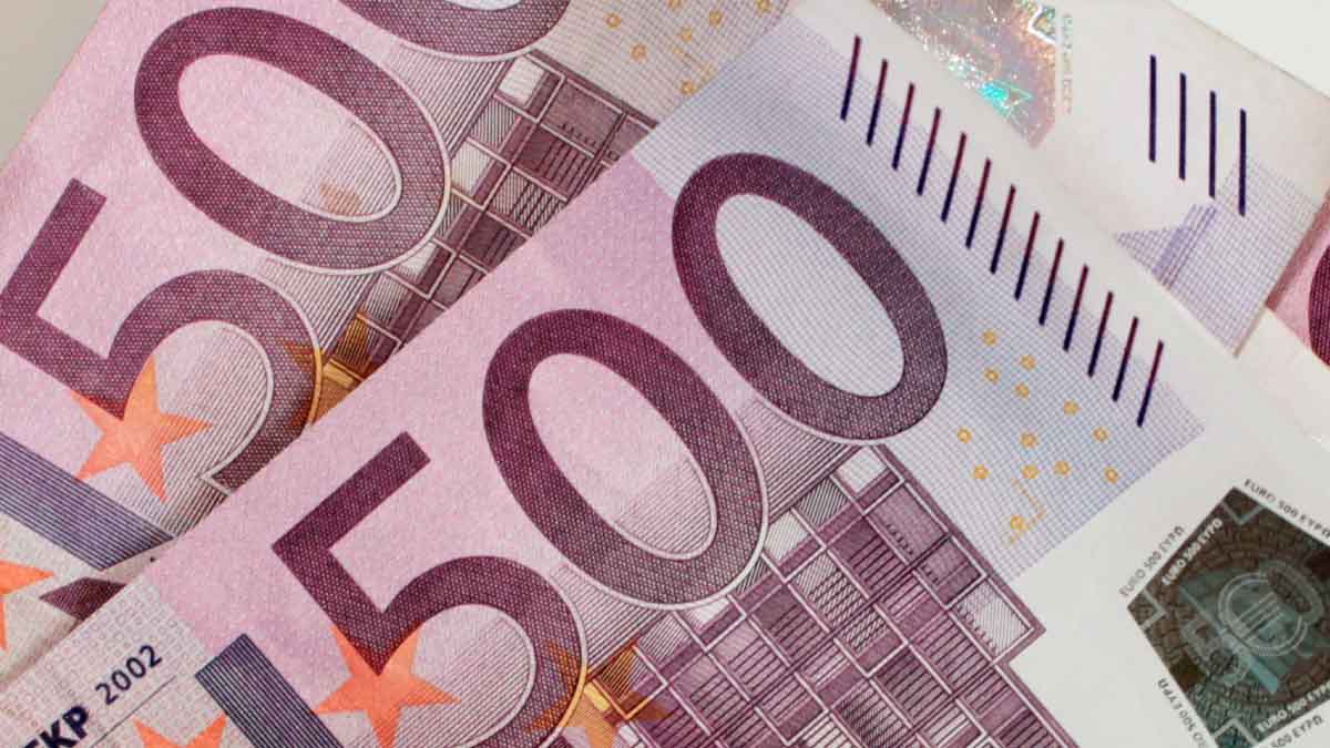 Billetes de 500 € que ilustran los cheques de hasta 1.000 € por hijo anunciados por el Ayuntamiento de Madrid