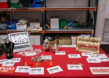 Lotes de joyas y relojes en la subasta de objetos perdidos del Ayuntamiento de Madrid, pujas online desde 4 euros.