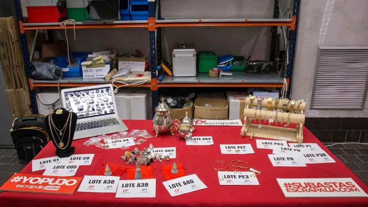 Lotes de joyas y relojes en la subasta de objetos perdidos del Ayuntamiento de Madrid, pujas online desde 4 euros.