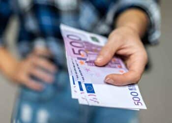 Billetes de 500 € que representan el subsidio para mayores de 52 años pagado entre el 10 y 15 de cada mes.