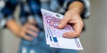 Billetes de 500 € que representan el subsidio para mayores de 52 años pagado entre el 10 y 15 de cada mes.