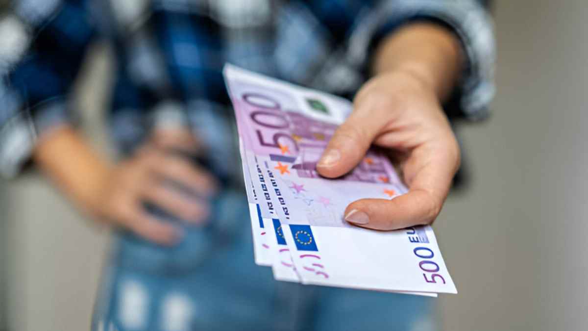 Billetes de 500 € que representan el subsidio para mayores de 52 años pagado entre el 10 y 15 de cada mes.