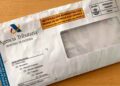 Sobre oficial de la Agencia Tributaria con notificación administrativa, ejemplo de las 80.000 cartas que Hacienda envía a contribuyentes por la Renta 2024