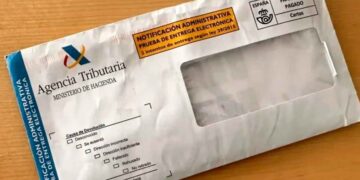 Sobre oficial de la Agencia Tributaria con notificación administrativa, ejemplo de las 80.000 cartas que Hacienda envía a contribuyentes por la Renta 2024
