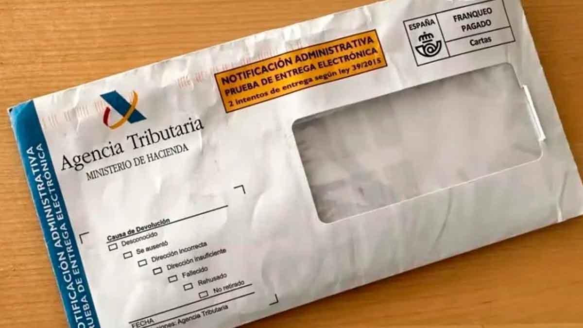 Sobre oficial de la Agencia Tributaria con notificación administrativa, ejemplo de las 80.000 cartas que Hacienda envía a contribuyentes por la Renta 2024