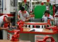 Alumnos de Formación Profesional practican mecánica en un taller, muestra de la alta empleabilidad de los titulados en FP