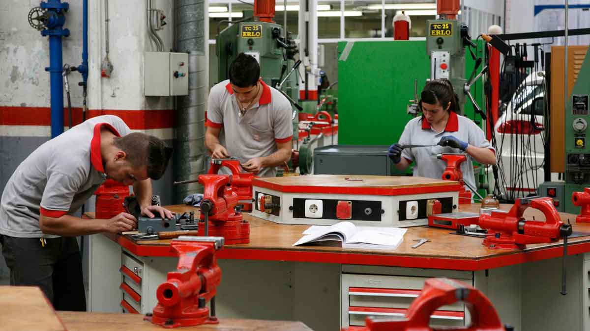 Alumnos de Formación Profesional practican mecánica en un taller, muestra de la alta empleabilidad de los titulados en FP