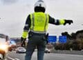agente guardia civil trafico controla coches en autovia operativo chanclas verano 2025.
