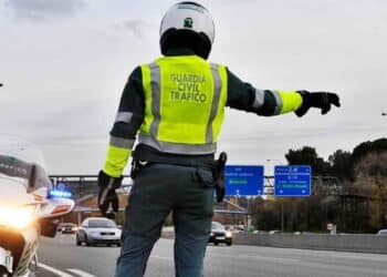 agente guardia civil trafico controla coches en autovia operativo chanclas verano 2025.
