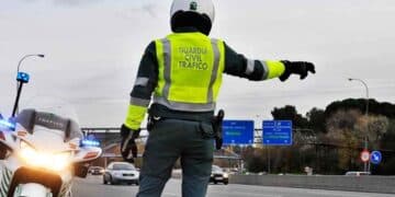 agente guardia civil trafico controla coches en autovia operativo chanclas verano 2025.