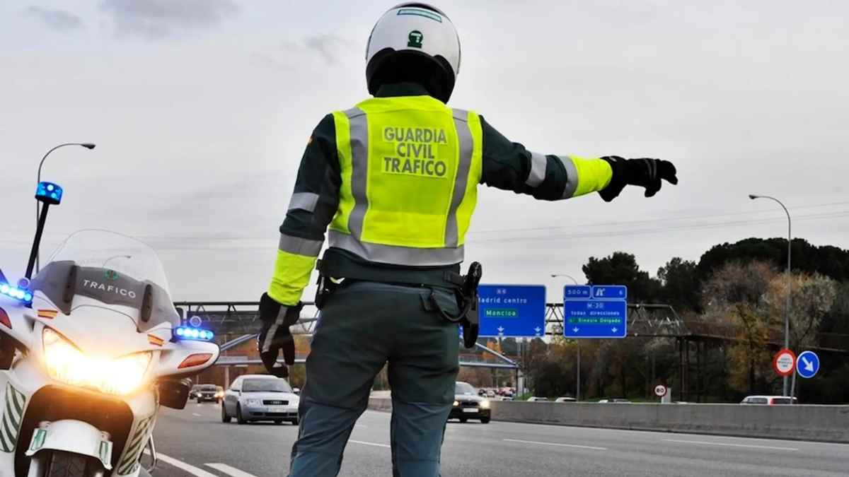agente guardia civil trafico controla coches en autovia operativo chanclas verano 2025.