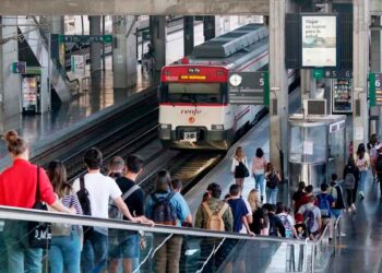 Pasajeros esperan en una estación de Renfe mientras llega un tren de cercanías, ejemplo de la nueva gratuidad del transporte público para menores de 15 años y descuentos de hasta el 70 % para el resto de usuarios