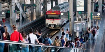 Pasajeros esperan en una estación de Renfe mientras llega un tren de cercanías, ejemplo de la nueva gratuidad del transporte público para menores de 15 años y descuentos de hasta el 70 % para el resto de usuarios