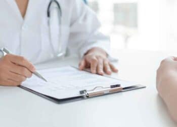 Doctora entrega y explica el alta médica a un familiar, paso que el Tribunal Supremo fija para terminar el permiso laboral