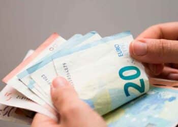 Manos contando billetes de euro tras recuperar la fianza del alquiler en menos de 30 días