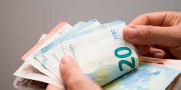 Manos contando billetes de euro tras recuperar la fianza del alquiler en menos de 30 días