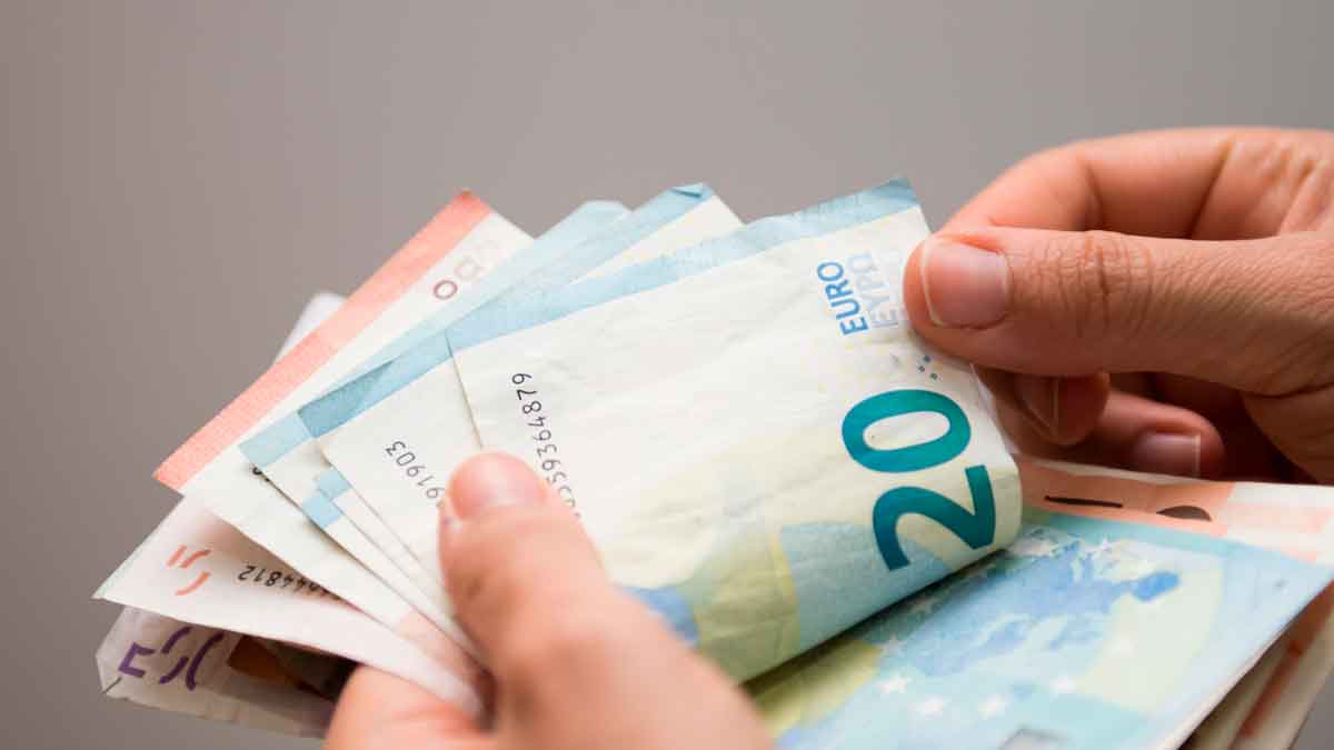 Manos contando billetes de euro tras recuperar la fianza del alquiler en menos de 30 días