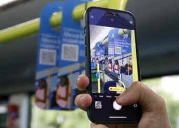 Pasajero escanea el código QR en un autobús EMT de Madrid para descargar libros digitales gratis con ‘Tu biblioteca a un clic’