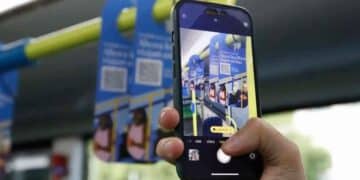 Pasajero escanea el código QR en un autobús EMT de Madrid para descargar libros digitales gratis con ‘Tu biblioteca a un clic’