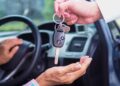 Entrega de llaves de coche tras su venta; la copia duplicada puede derivar en robo o hurto, según el Supremo