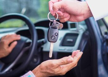 Entrega de llaves de coche tras su venta; la copia duplicada puede derivar en robo o hurto, según el Supremo