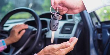 Entrega de llaves de coche tras su venta; la copia duplicada puede derivar en robo o hurto, según el Supremo