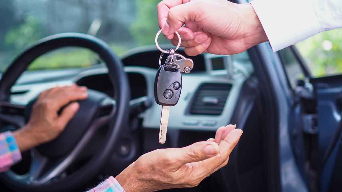 Entrega de llaves de coche tras su venta; la copia duplicada puede derivar en robo o hurto, según el Supremo