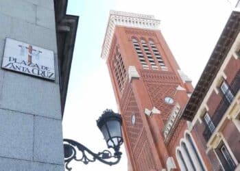 Torre neomudéjar de la Parroquia de Santa Cruz en la Plaza de Santa Cruz, Madrid, 55 m y 264 escalones con vistas al Madrid de los Austrias.