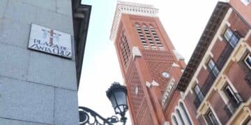Torre neomudéjar de la Parroquia de Santa Cruz en la Plaza de Santa Cruz, Madrid, 55 m y 264 escalones con vistas al Madrid de los Austrias.