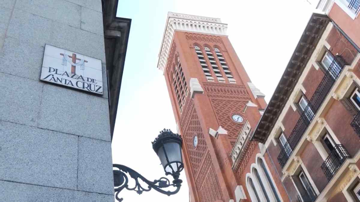 Torre neomudéjar de la Parroquia de Santa Cruz en la Plaza de Santa Cruz, Madrid, 55 m y 264 escalones con vistas al Madrid de los Austrias.