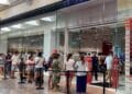 Clientes haciendo cola en HalfPrice Oasiz Madrid por la promoción 3x2 en marcas de lujo, julio 2025.