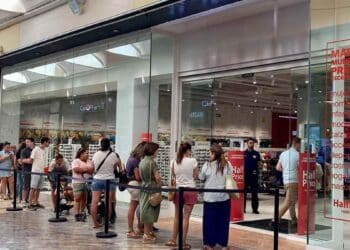Clientes haciendo cola en HalfPrice Oasiz Madrid por la promoción 3x2 en marcas de lujo, julio 2025.