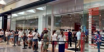 Clientes haciendo cola en HalfPrice Oasiz Madrid por la promoción 3x2 en marcas de lujo, julio 2025.