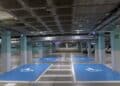 Plazas de aparcamiento reservadas para personas con movilidad reducida en el parking Luna-Tudescos del centro de Madrid.