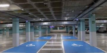 Plazas de aparcamiento reservadas para personas con movilidad reducida en el parking Luna-Tudescos del centro de Madrid.