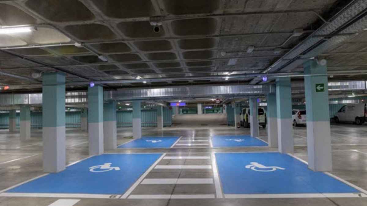 Plazas de aparcamiento reservadas para personas con movilidad reducida en el parking Luna-Tudescos del centro de Madrid.