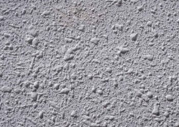 Pared con acabado gotelé, técnica que se puede eliminar fácilmente con un truco casero para renovar las superficies.