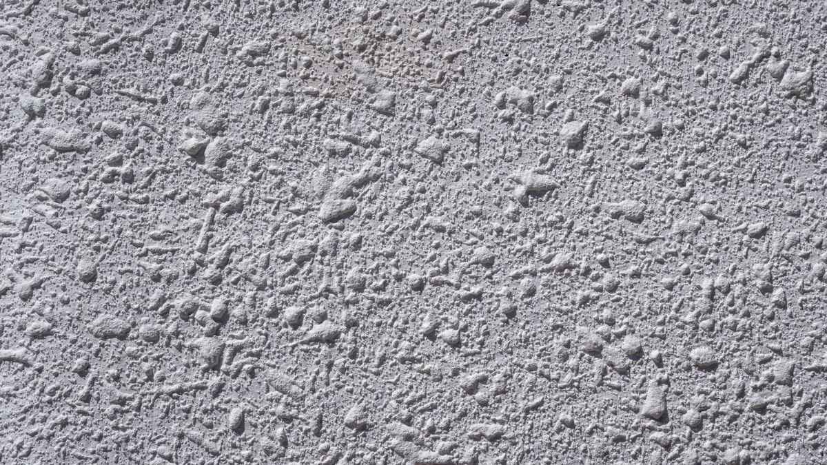 Pared con acabado gotelé, técnica que se puede eliminar fácilmente con un truco casero para renovar las superficies.