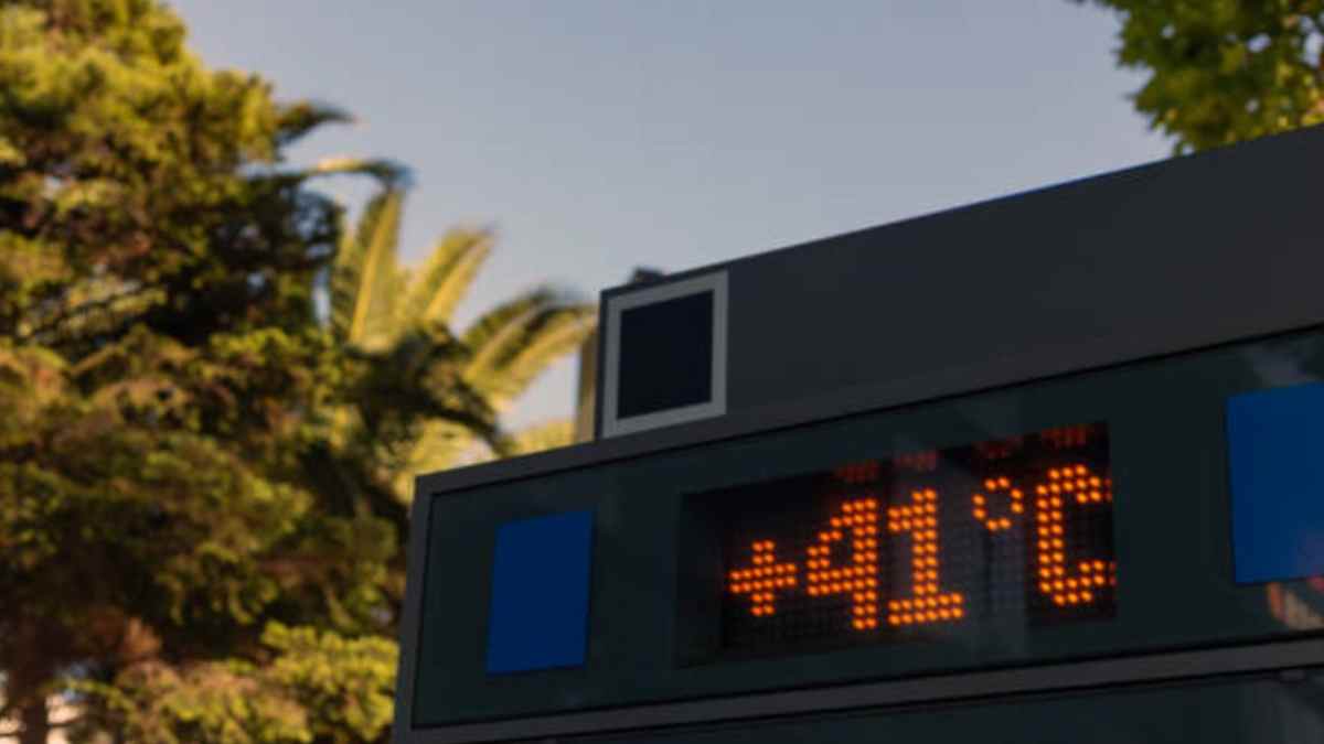 Termómetro urbano marcando 41 °C en Madrid durante la ola de calor y aviso de máximas extremas de la Aemet.