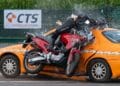 Accidente de moto con coche, ilustración de la importancia del airbag para motoristas, obligatorio en España a partir de 2026.