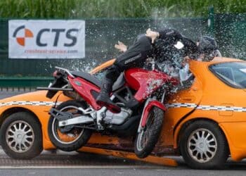 Accidente de moto con coche, ilustración de la importancia del airbag para motoristas, obligatorio en España a partir de 2026.