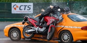 Accidente de moto con coche, ilustración de la importancia del airbag para motoristas, obligatorio en España a partir de 2026.