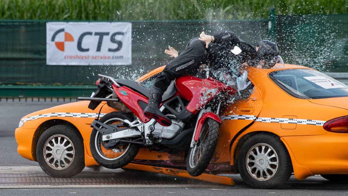 Accidente de moto con coche, ilustración de la importancia del airbag para motoristas, obligatorio en España a partir de 2026.