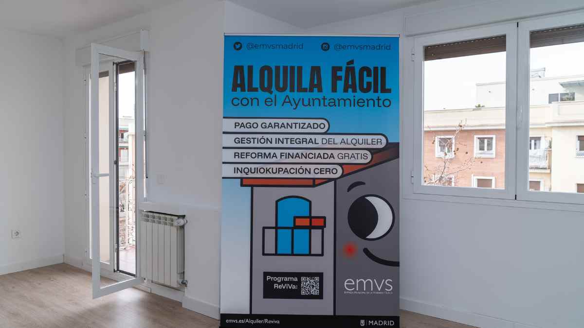 Banner “Alquila Fácil” de la EMVS dentro de un piso reformado del Programa ReViVa con alquiler desde 333 € en Madrid.
