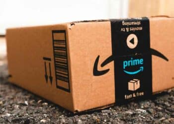 Paquete Amazon Prime sobre asfalto representando los envíos rápidos del Prime Day 2025, que este año dura cuatro días