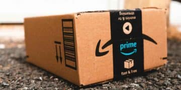 Paquete Amazon Prime sobre asfalto representando los envíos rápidos del Prime Day 2025, que este año dura cuatro días