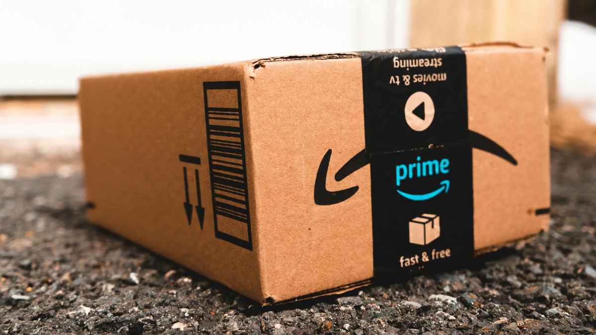 Paquete Amazon Prime sobre asfalto representando los envíos rápidos del Prime Day 2025, que este año dura cuatro días