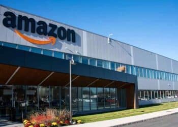 Centro logístico de Amazon con su logo, vinculado a la retirada de más de 50 productos peligrosos.